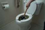 Comment déboucher des toilettes sans ventouse ?